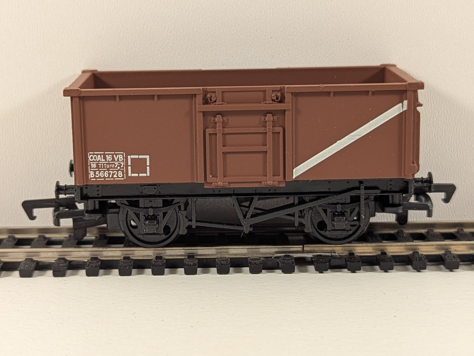 Mainline Railways 37-144 OO Gauge 16-Ton Steel Mineral Wagon – BR Brown