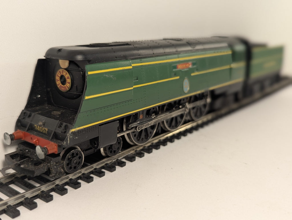 Hornby OO Gauge Battle of Britain Class 'Biggin Hill' Steam Locomotive 34057