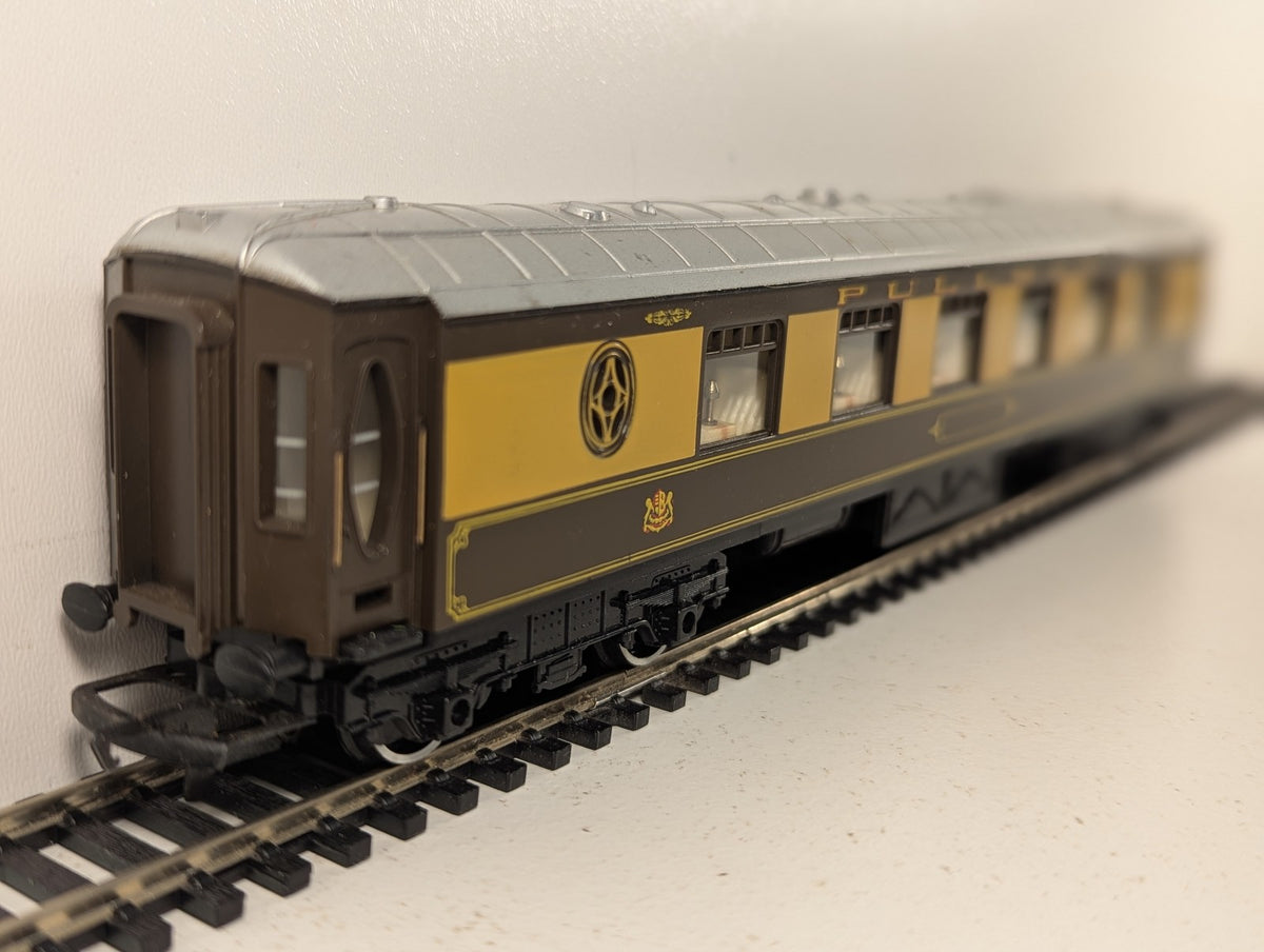 Hornby OO Gauge Pullman Parlour Car Passenger Coach Pullman Umber and Cream