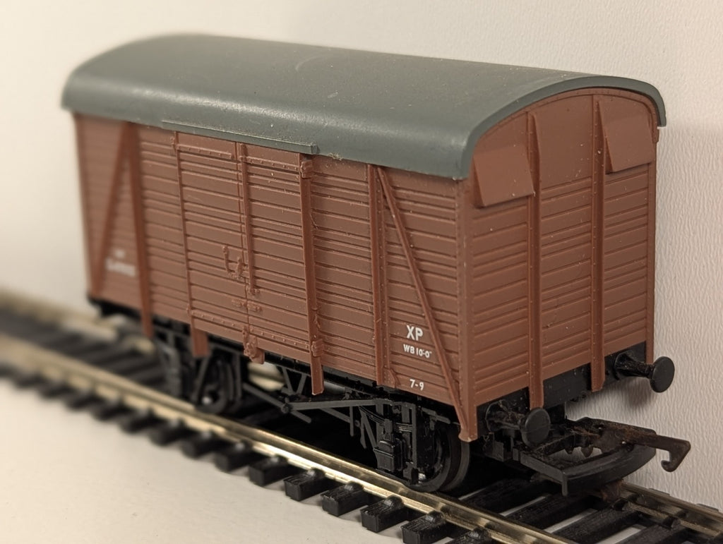Mainline 37449 – 12T Double Vent Box Van S47002 (Brown, OO Gauge)