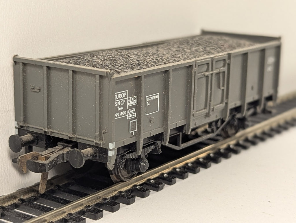 Fleischmann HO Gauge SNCF Tow Open Wagon with Coal Load Tow 699 800 SNCF Grey