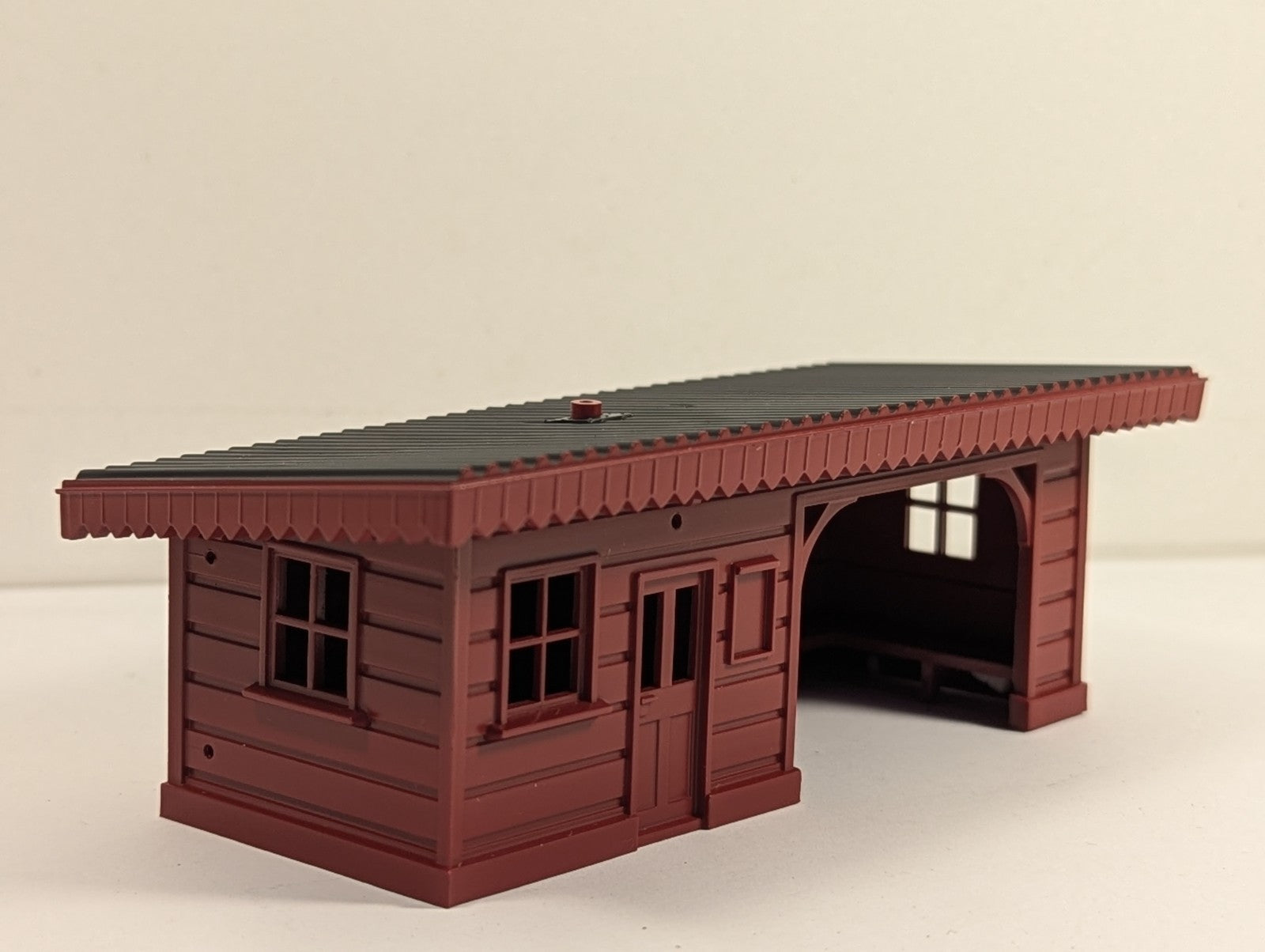 Hornby OO Gauge R513 Platform Waiting Room Maroon