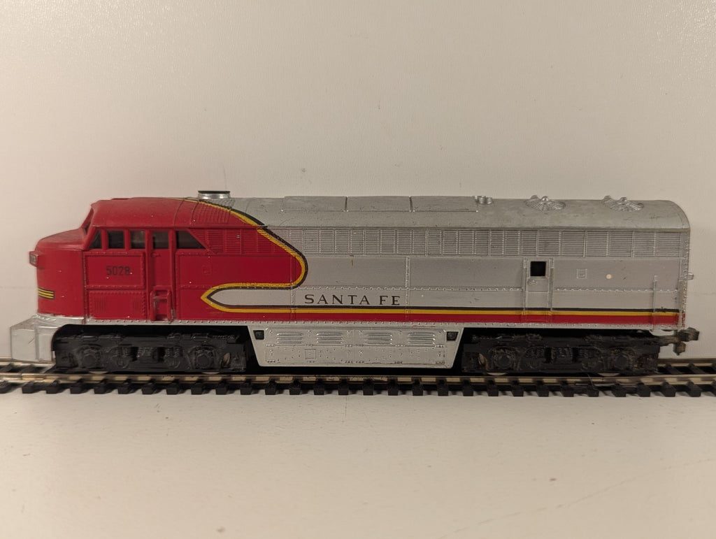 AHM / Tempo HO Gauge Alco FA-2 Diesel Locomotive 5028 Santa Fe - Spares/Repair
