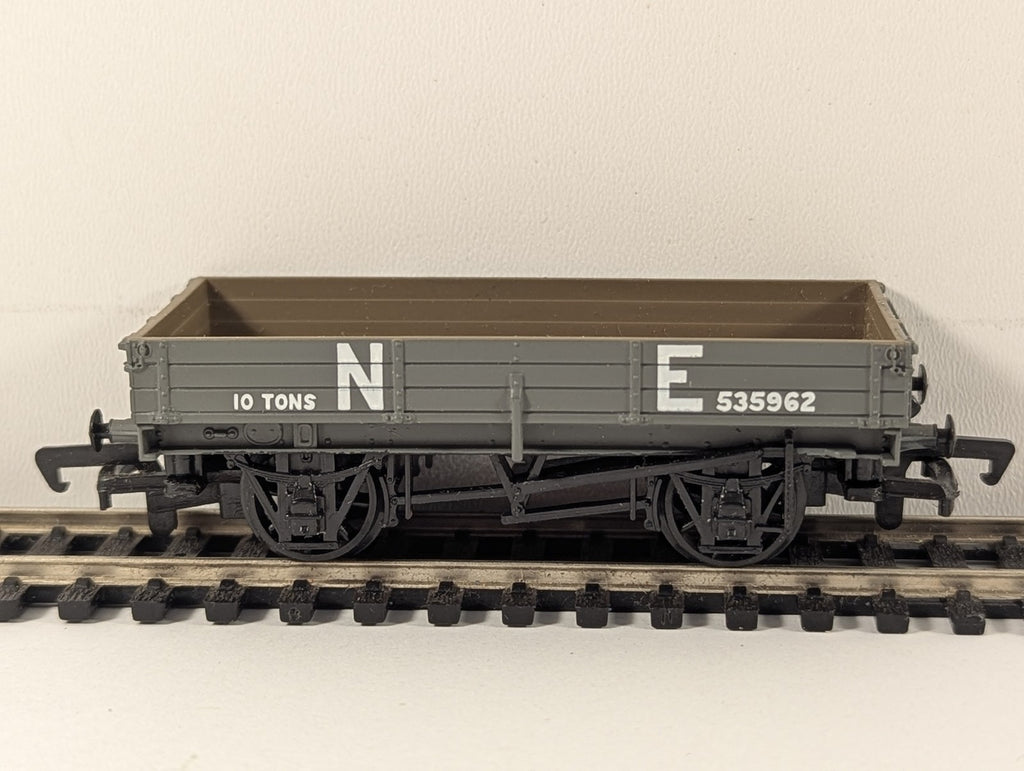 Mainline OO Gauge 3 Plank Wagon Goods Wagon 535962 NE Grey 937379