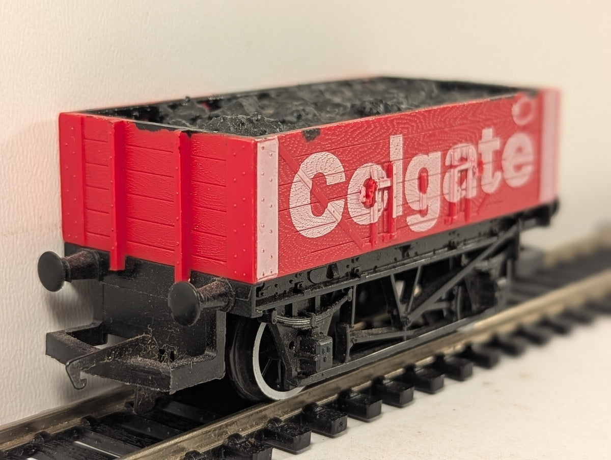 Hornby OO Gauge 7-Plank Open Wagon 'Colgate' Goods Wagon Colgate Red R608