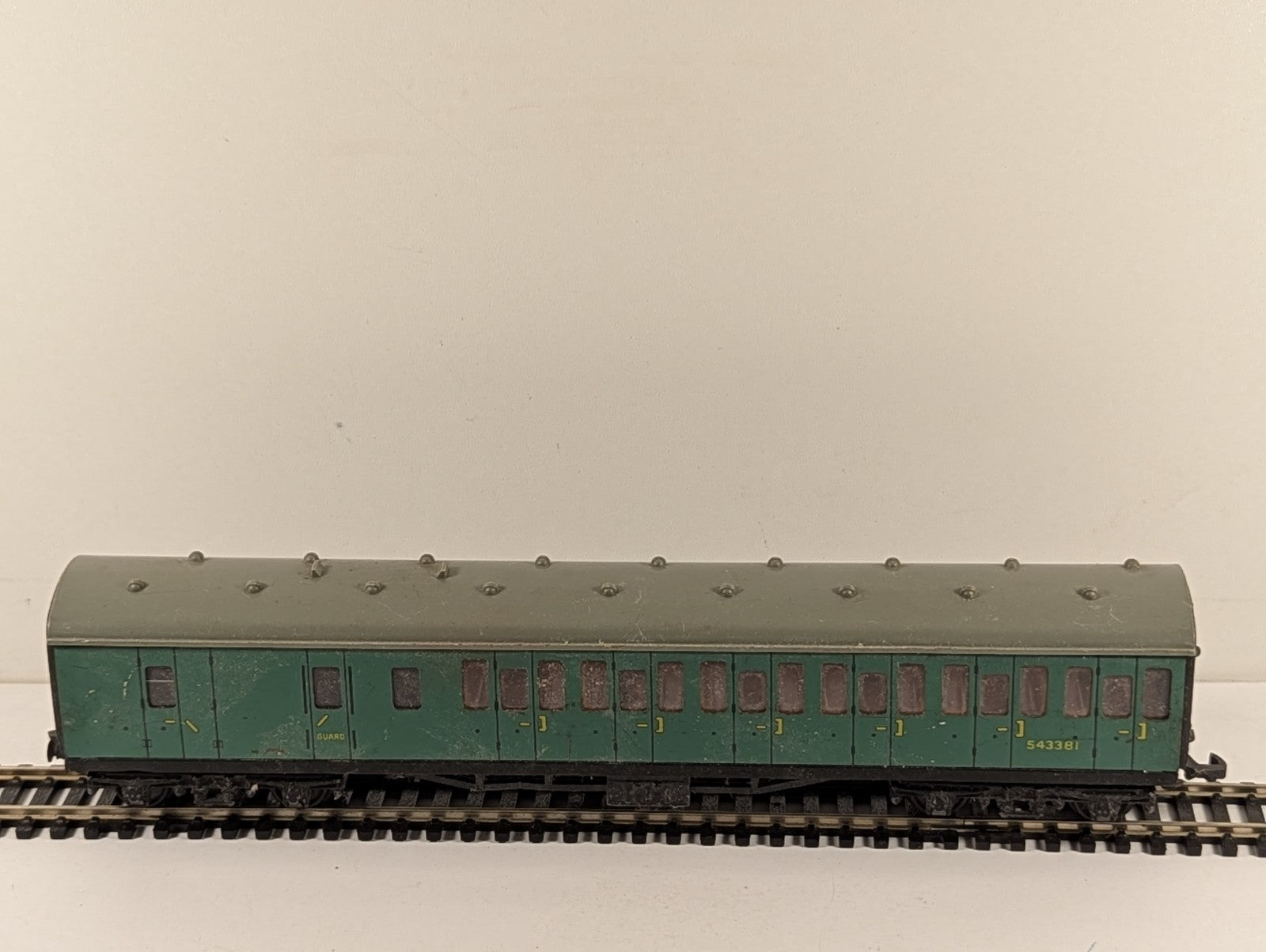 Hornby Dublo 4081 BR Green Suburban Composite Brake Coach OO Gauge - Damaged