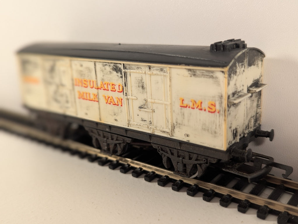 Hornby R734 OO Gauge LMS 6-Wheel Insulated Milk Van No. 3855 – Weathered