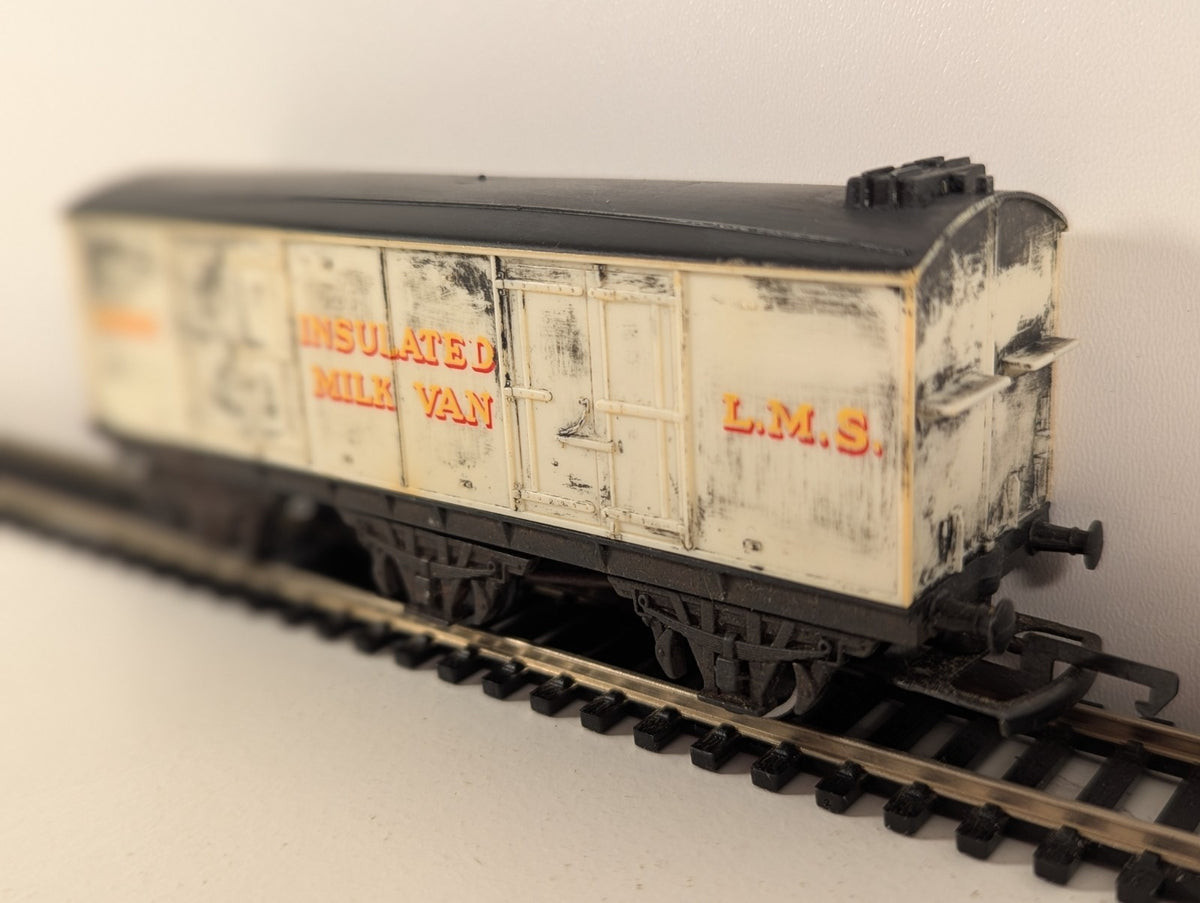 Hornby R734 OO Gauge LMS 6-Wheel Insulated Milk Van No. 3855 – Weathered
