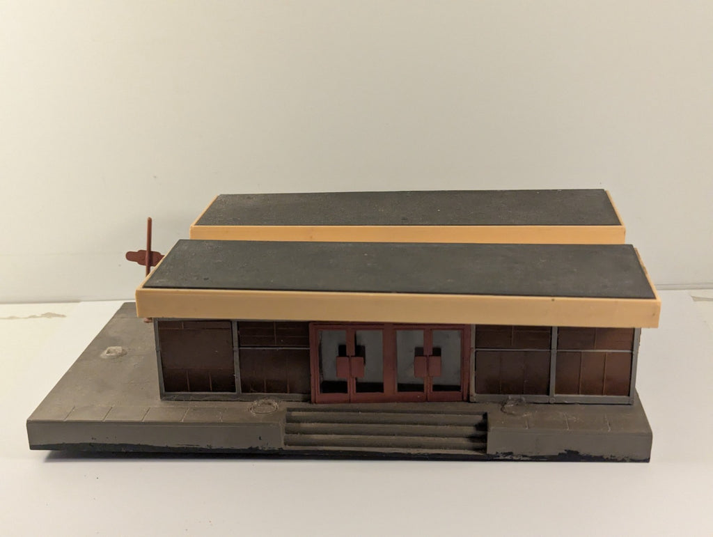 Playcraft OO/HO Gauge Macclesfield British Railways CLASP Style Station Building