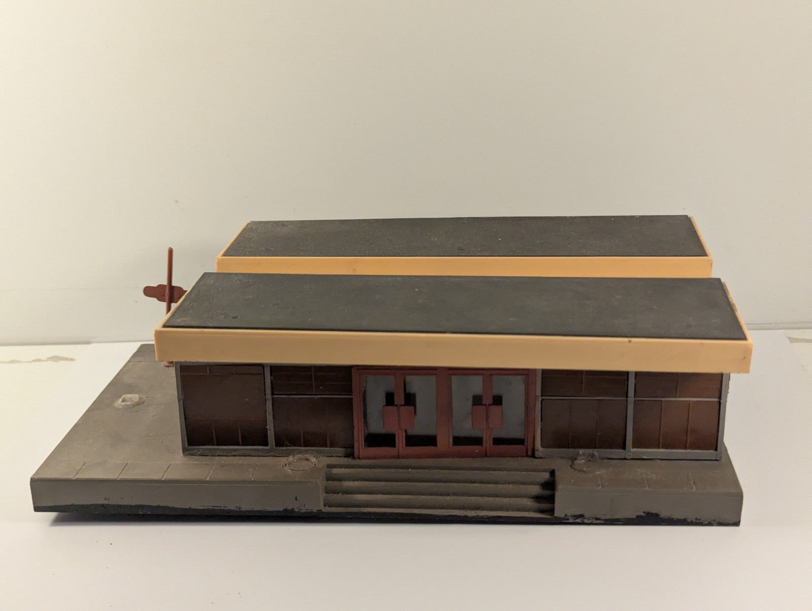 Playcraft OO/HO Gauge Macclesfield British Railways CLASP Style Station Building