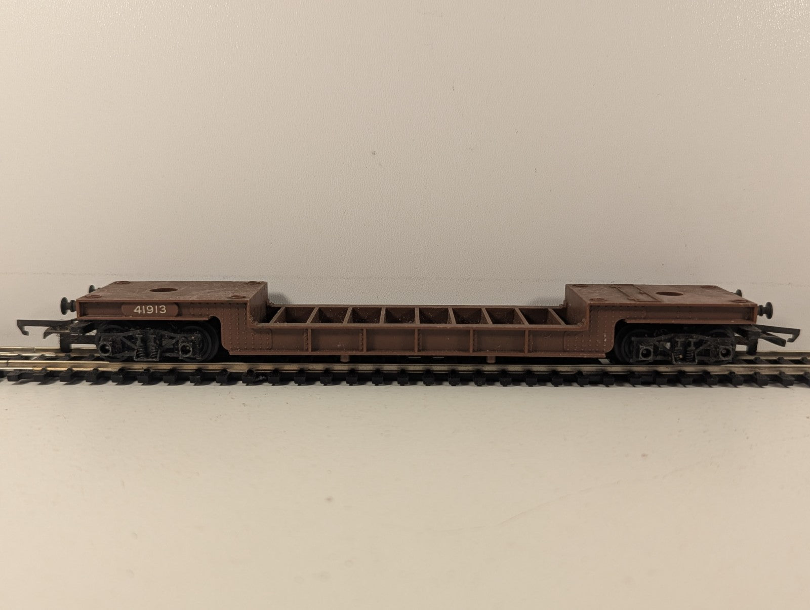 Tri-ang R118 OO Gauge Bogie Well Wagon BR Brown 41913