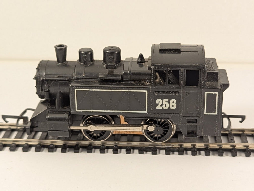 Hornby R256 OO Gauge “International” Industrial Tank Locomotive No.256