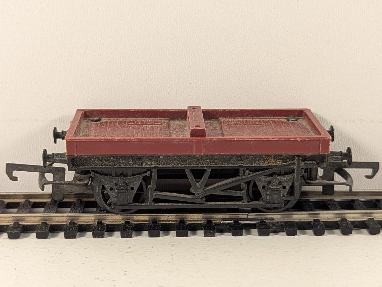Tri-ang R17 Bolster Wagon OO Gauge