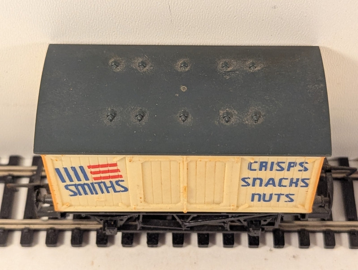 Hornby OO Gauge Smiths Crisps Ventilated Van R127