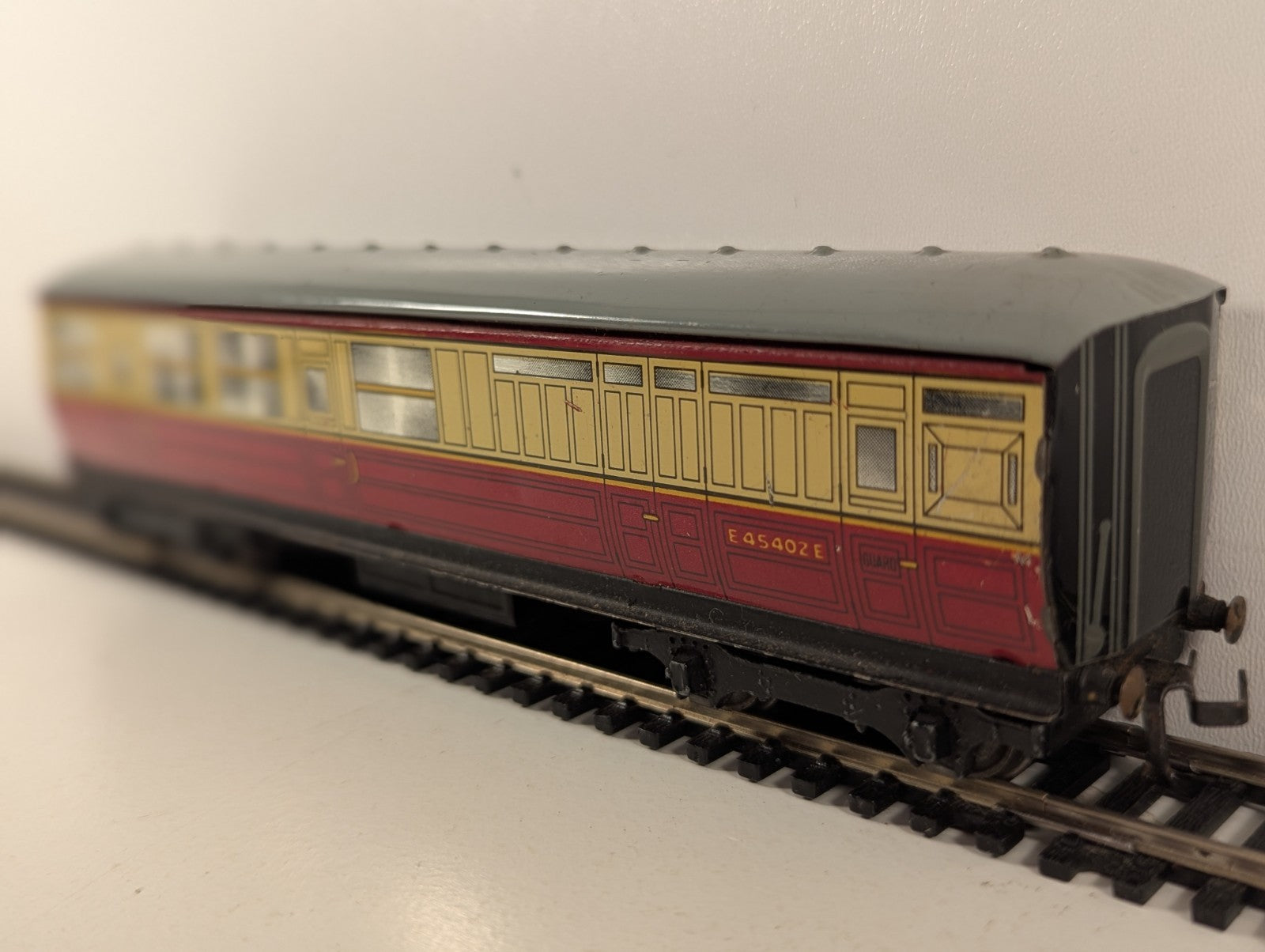 Hornby Dublo D11 E45402E Brake/Third Coach Red & Cream OO Gauge
