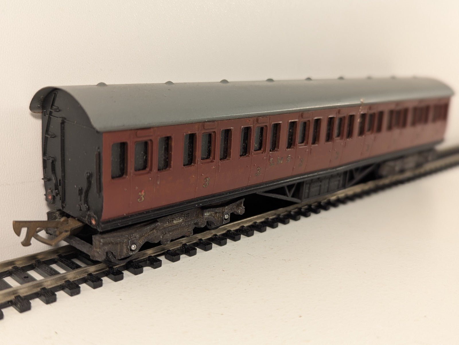 Graham Farish OO Gauge LMS Maroon 57ft Suburban Coach