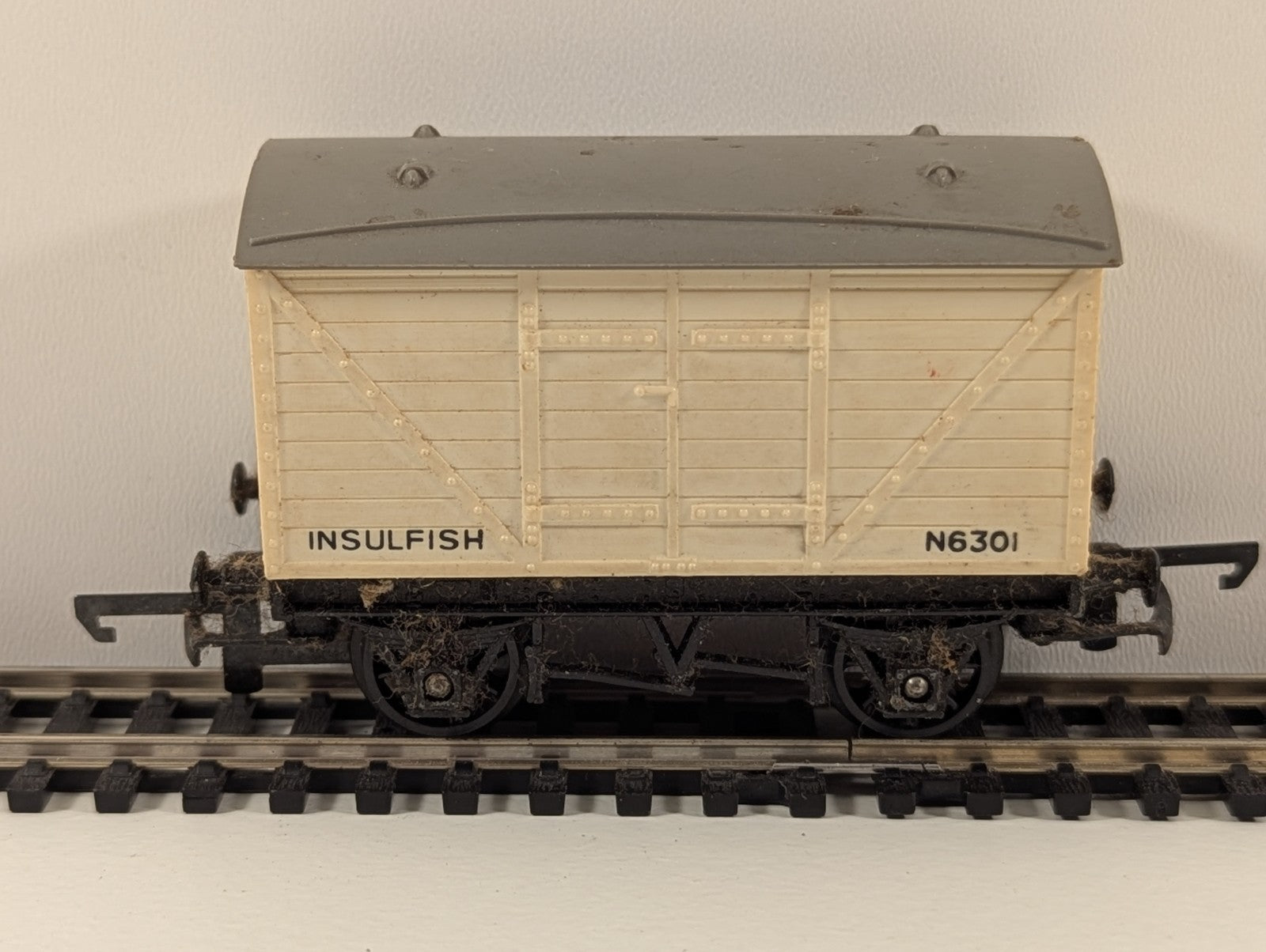 Tri-ang OO Gauge Insulfish Van – No. N6301