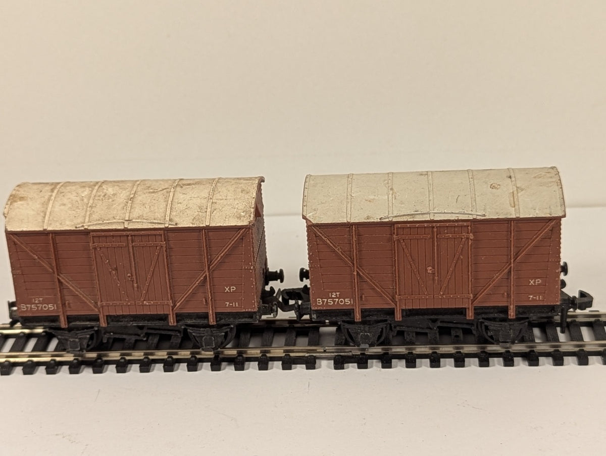 Hornby Dublo OO Gauge BR Closed Vent Van Pair - missing buffer