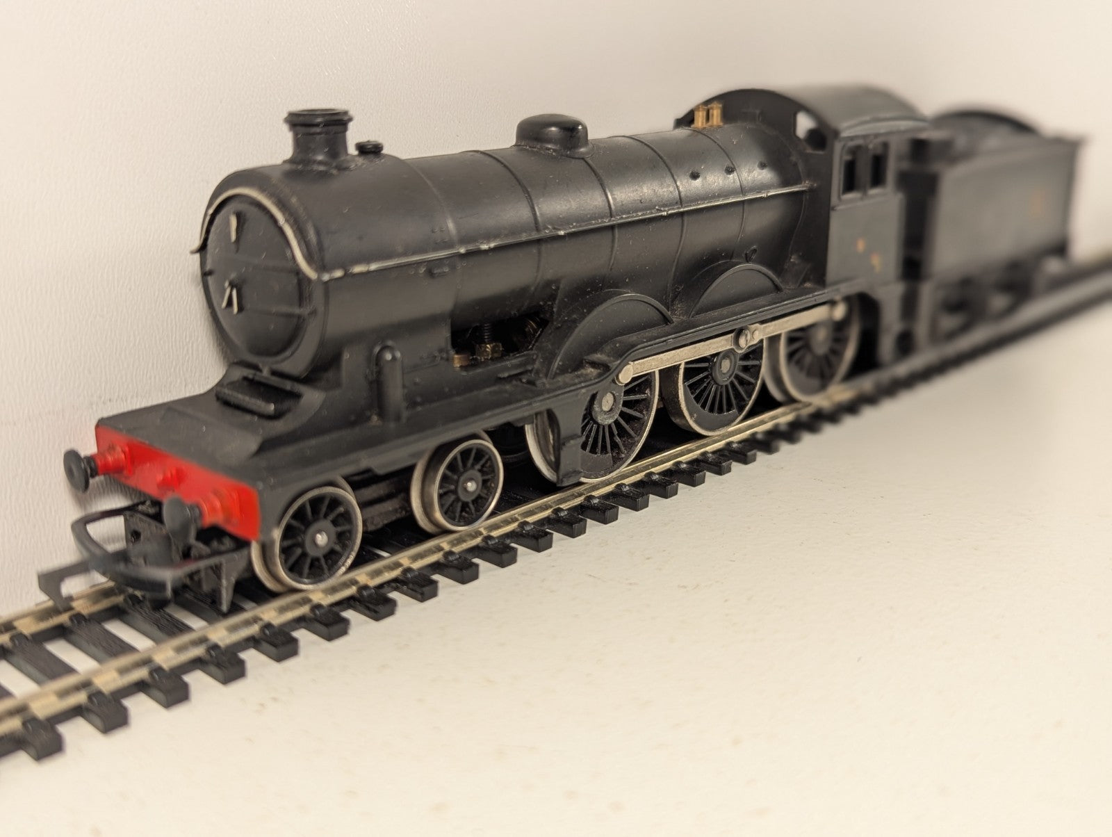 Hornby R150 OO Gauge LNER Class B12 LNER Wartime Black - Boxed
