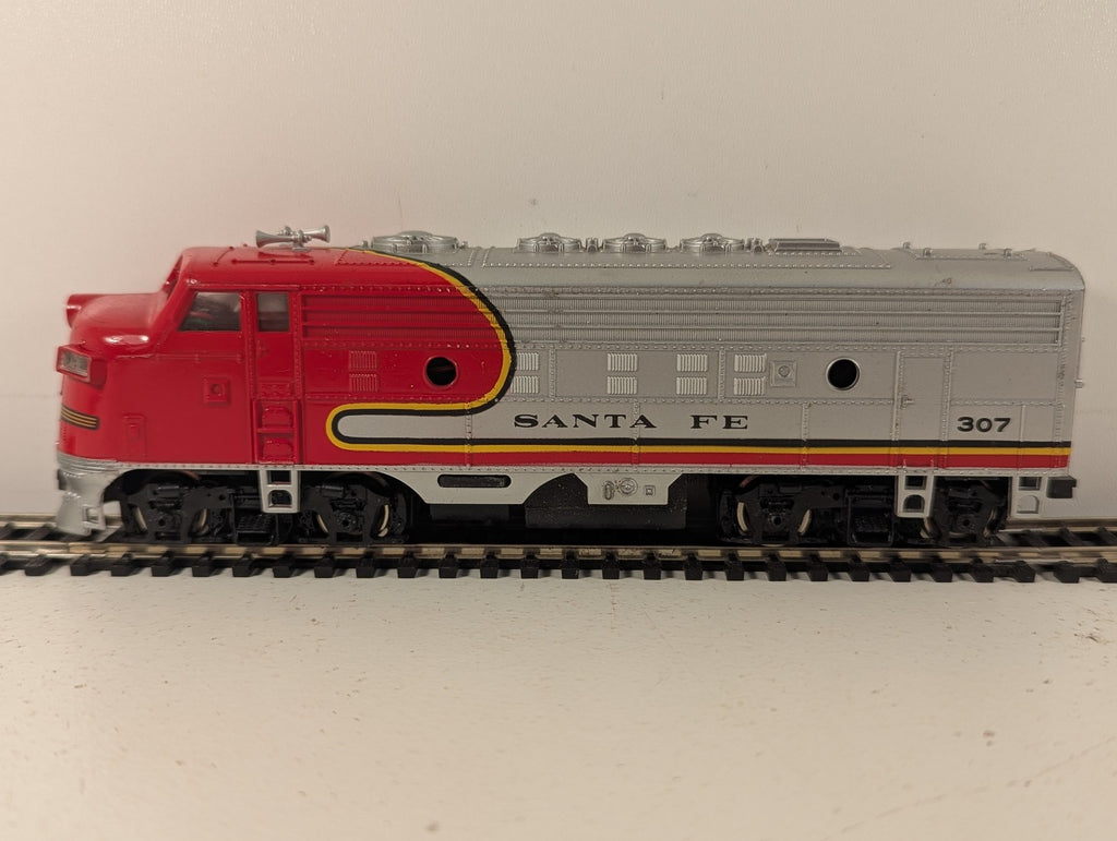 Bachmann HO Gauge EMD F9A Diesel Locomotive 307 Santa Fe Warbonnet