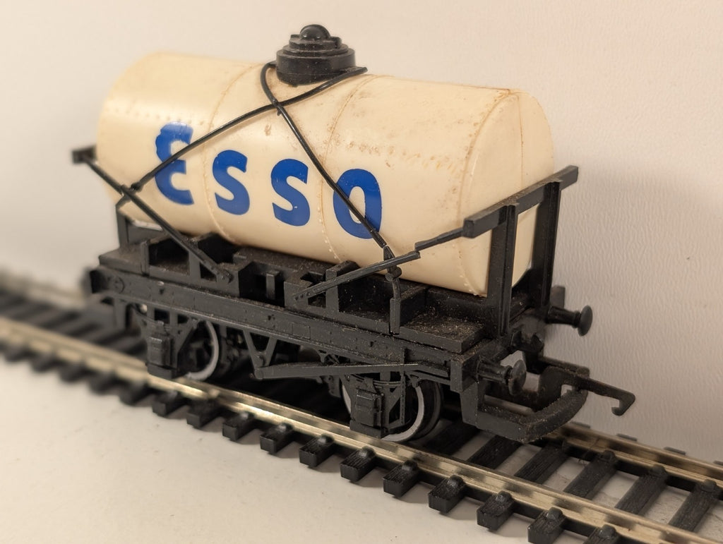 Hornby R96 OO Gauge Esso Tank Wagon – Damaged
