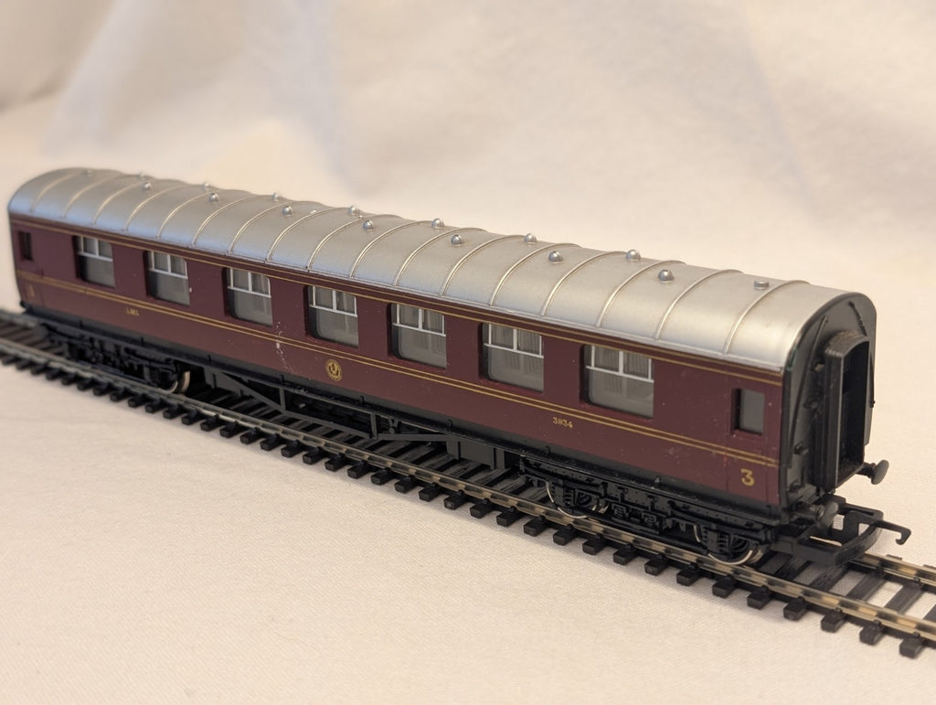 Hornby R433 OO Gauge LMS Stanier Composite Coach No.3934