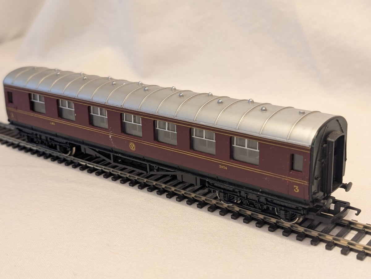 Hornby R433 OO Gauge LMS Stanier Composite Coach No.3934