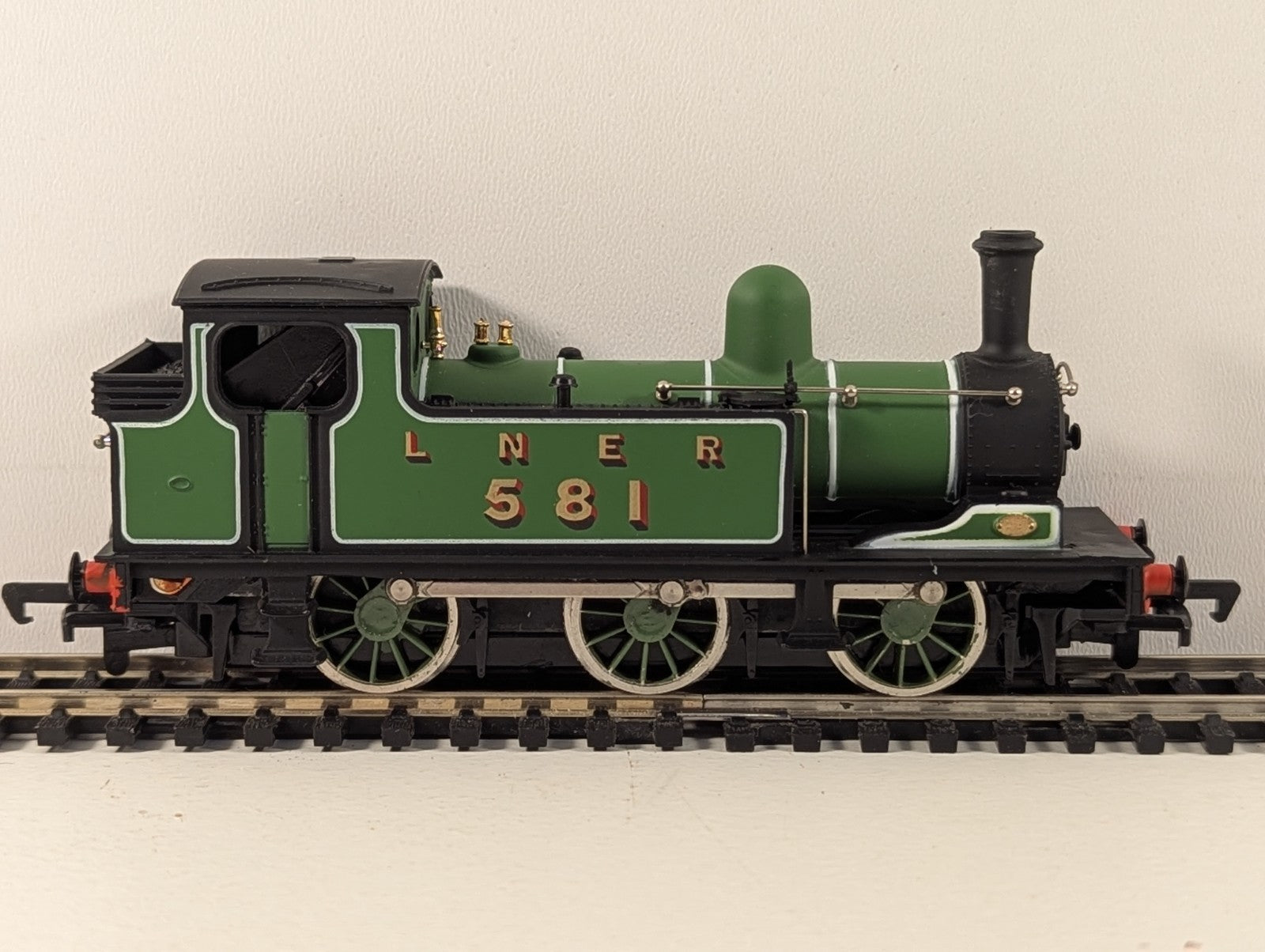 Mainline OO Gauge LNER Class J72 0-6-0T 581 Tank Locomotive
