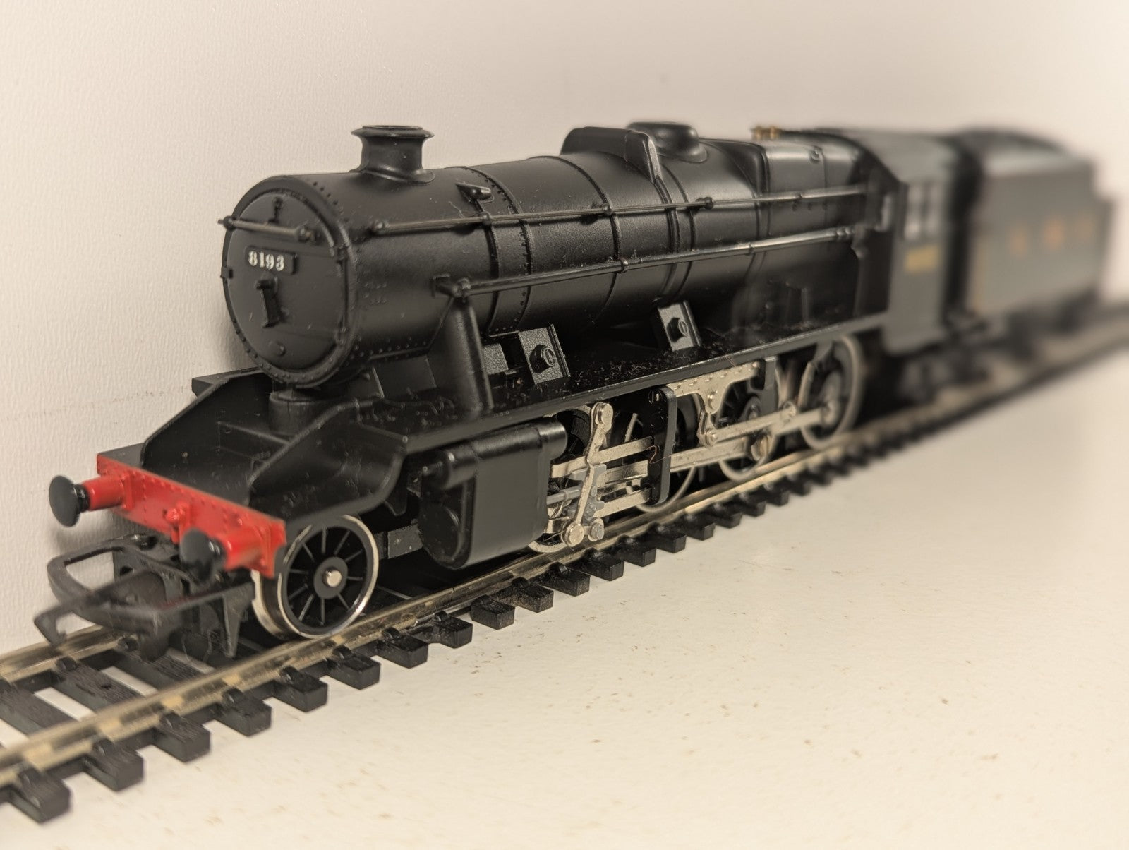 Hornby R315 OO Gauge LMS Class 8F 2-8-0 Steam Loco 8193 - Wrong Tender
