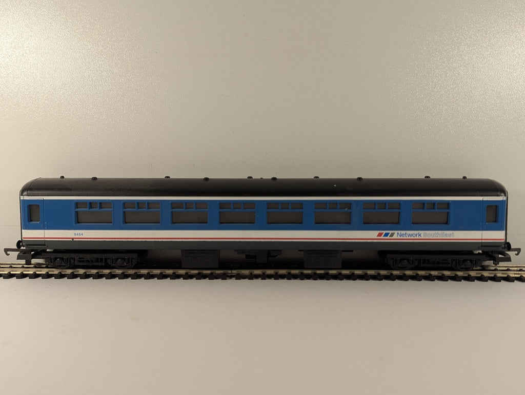 Lima OO Gauge BR Mk1 SK Corridor Second Passenger Coach 5454 Network SouthEast