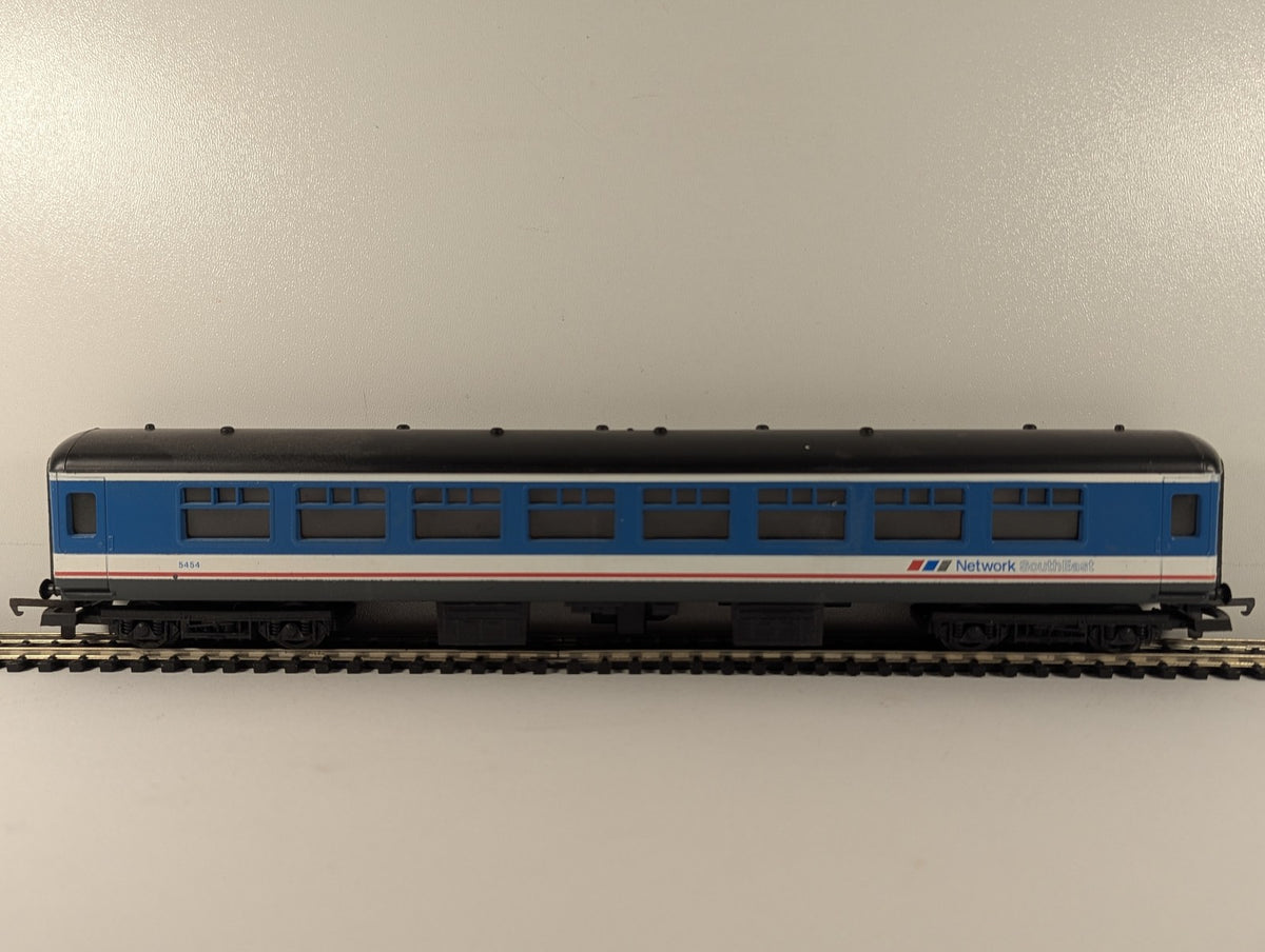 Lima OO Gauge BR Mk1 SK Corridor Second Passenger Coach 5454 Network SouthEast
