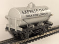 Dapol OO Gauge 4-Wheel Milk Tank Wagon Goods Wagon 041348 Express Diary