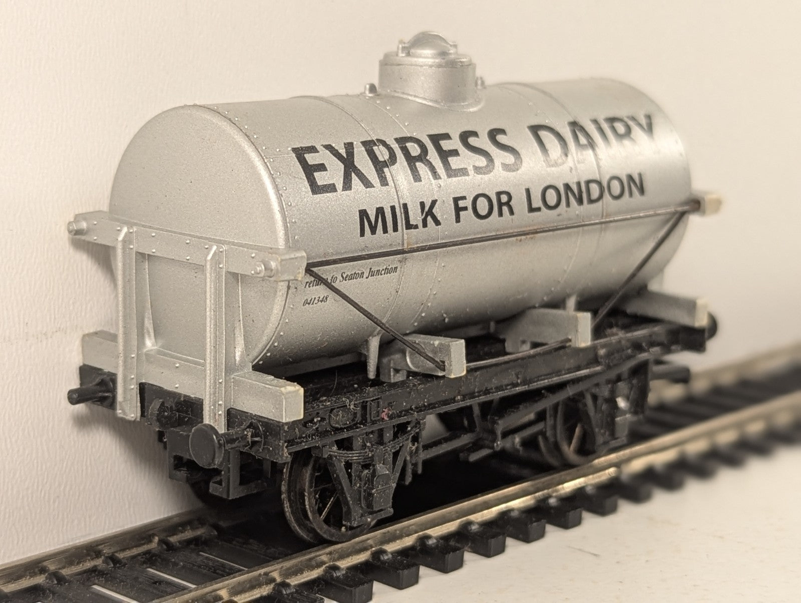 Dapol OO Gauge 4-Wheel Milk Tank Wagon Goods Wagon 041348 Express Diary