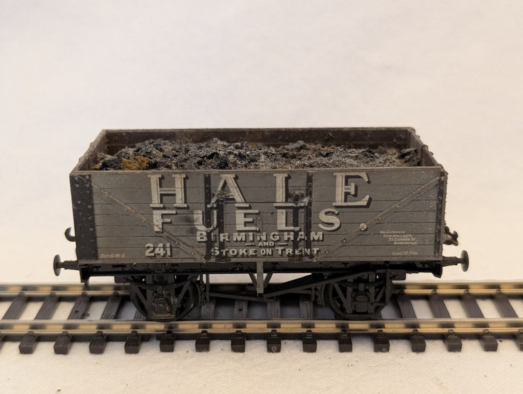 Airfix OO Gauge 7 Plank Wagon Hale Fuels Goods Wagon 241 Hale Fuels