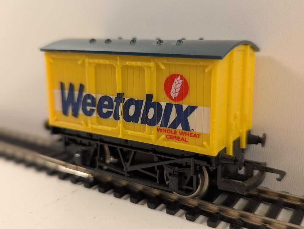 Hornby OO Gauge R728 “Weetabix” Closed Van