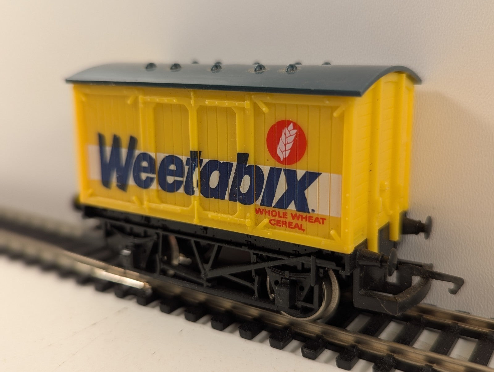 Hornby OO Gauge R728 “Weetabix” Closed Van