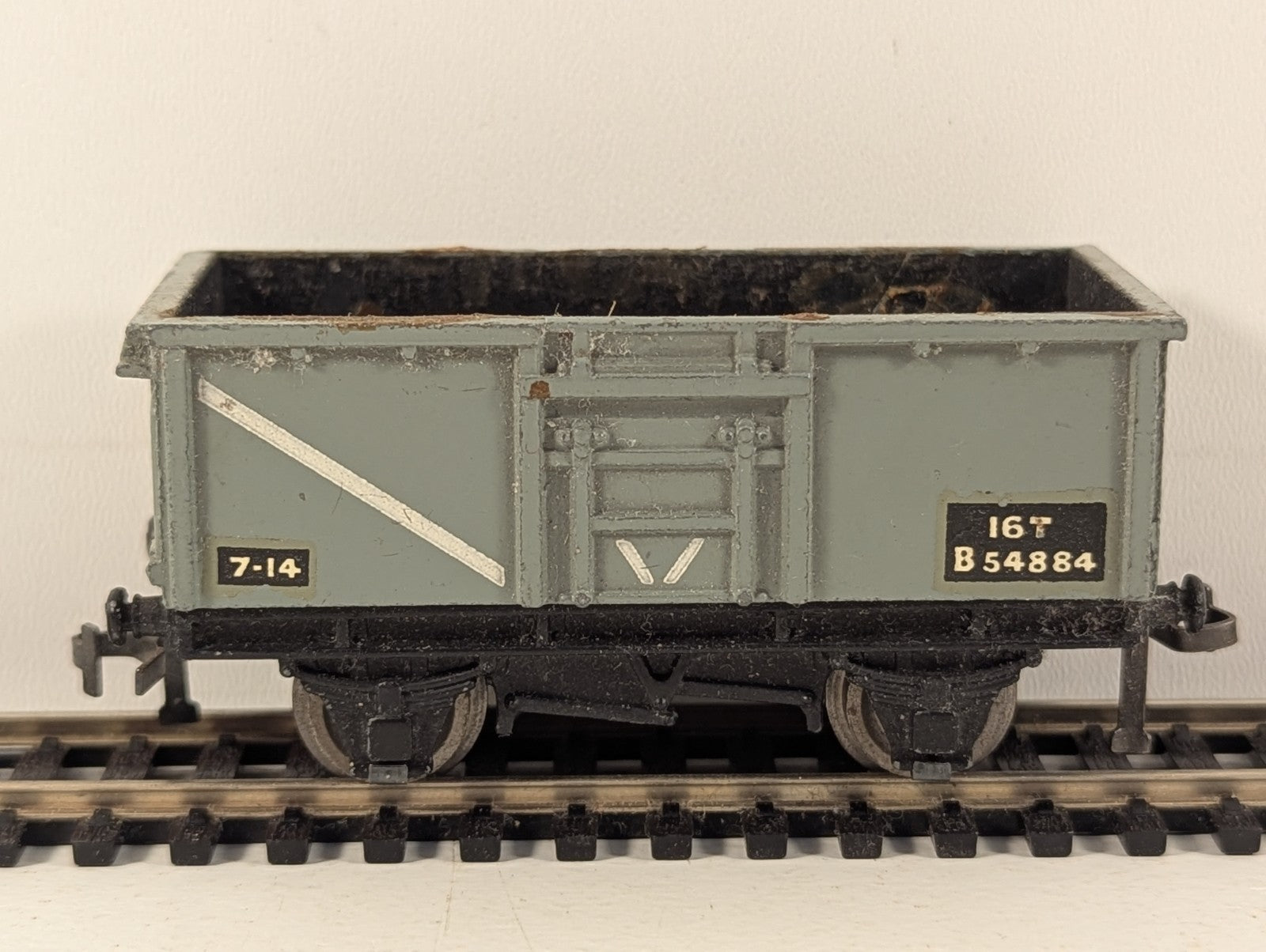 Hornby Dublo BR 16 Ton Mineral Wagon Grey OO Gauge - Chipped Paint
