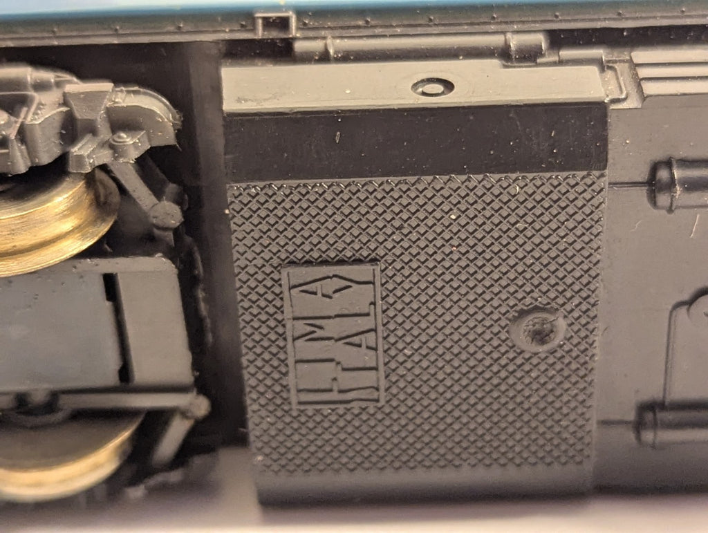 Lima HO Gauge BR Blue Class 33 Diesel – Missing Buffers