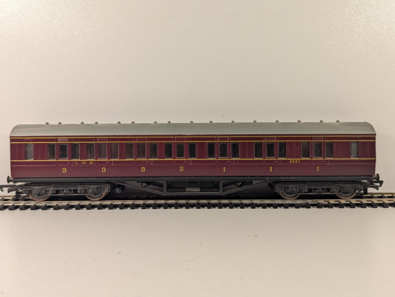 Mainline Railways OO Gauge LMS 57ft Composite Corridor Coach