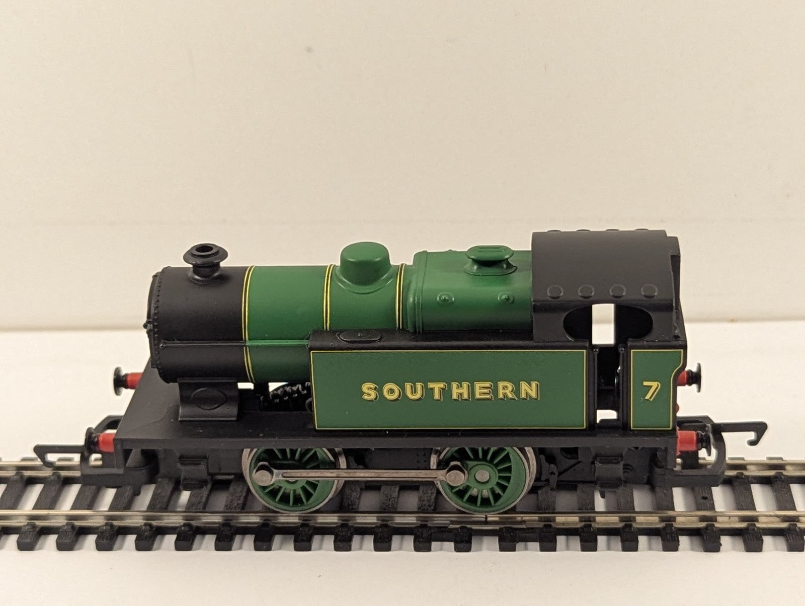 Hornby OO Gauge Southern 0-4-0T Industrial Locomotive 7 Southern Green