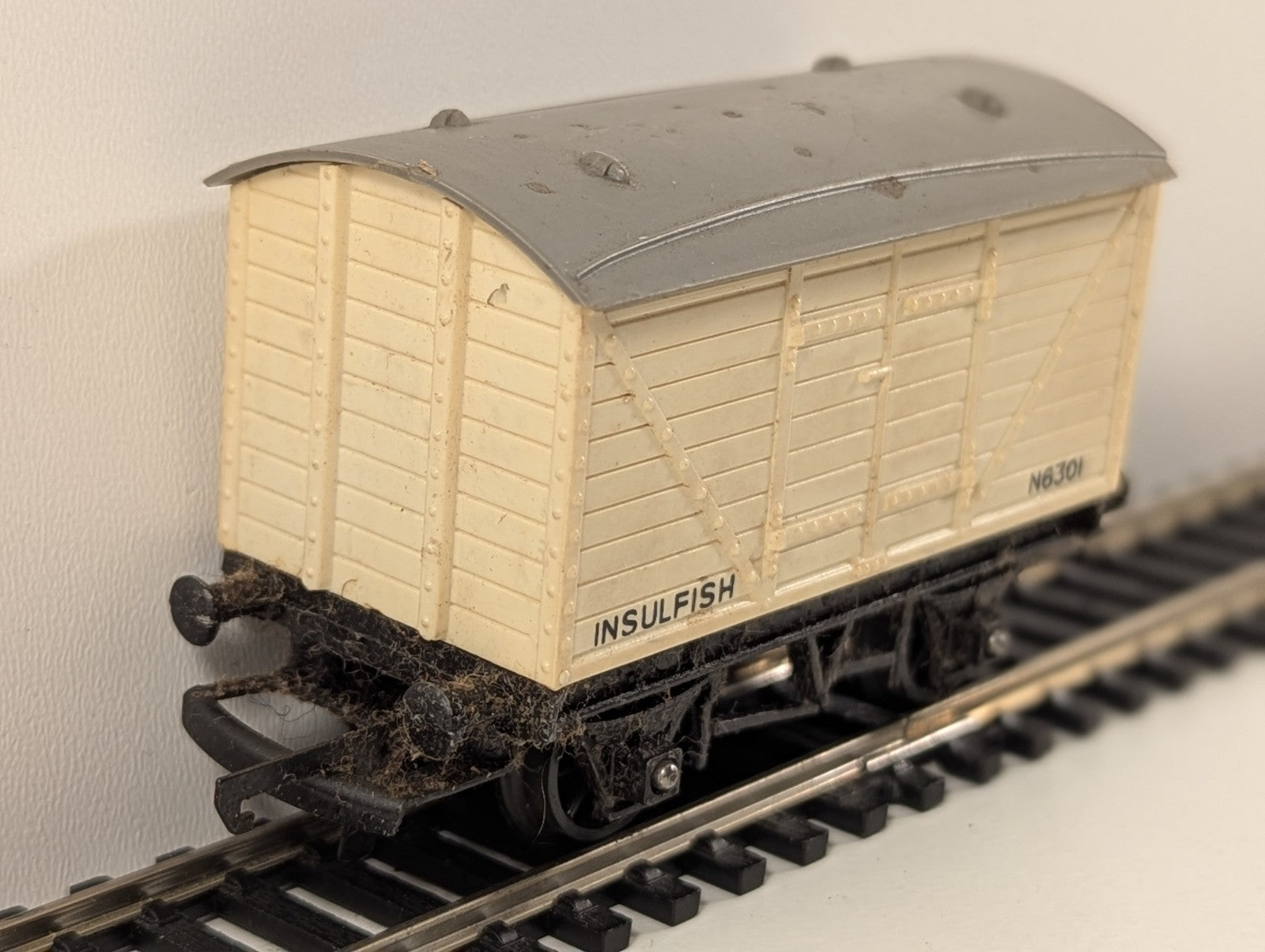 Tri-ang OO Gauge Insulfish Van – No. N6301