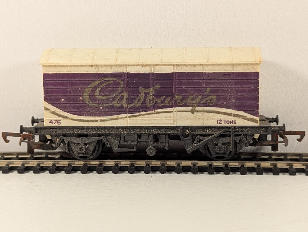 Hornby R109 OO Gauge Cadbury’s Closed Van