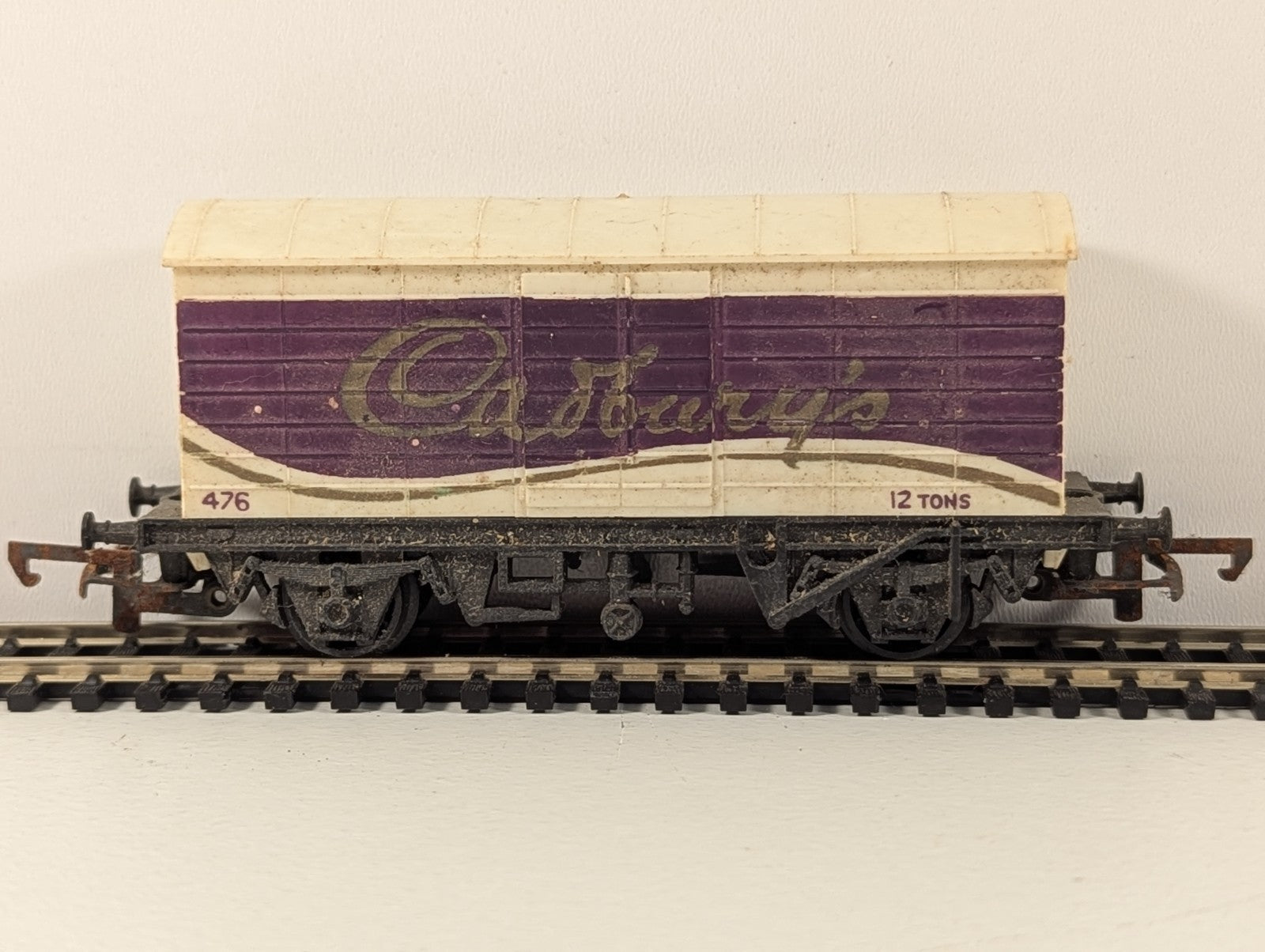 Hornby R109 OO Gauge Cadbury’s Closed Van