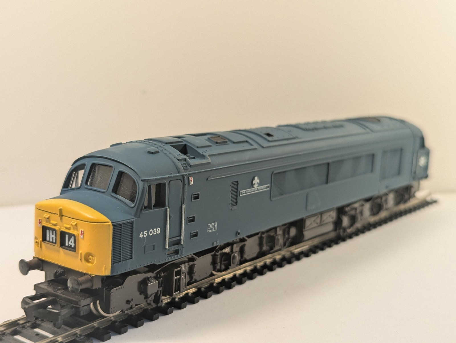 Mainline OO Gauge BR Blue Class 45 Diesel The Manchester Regiment