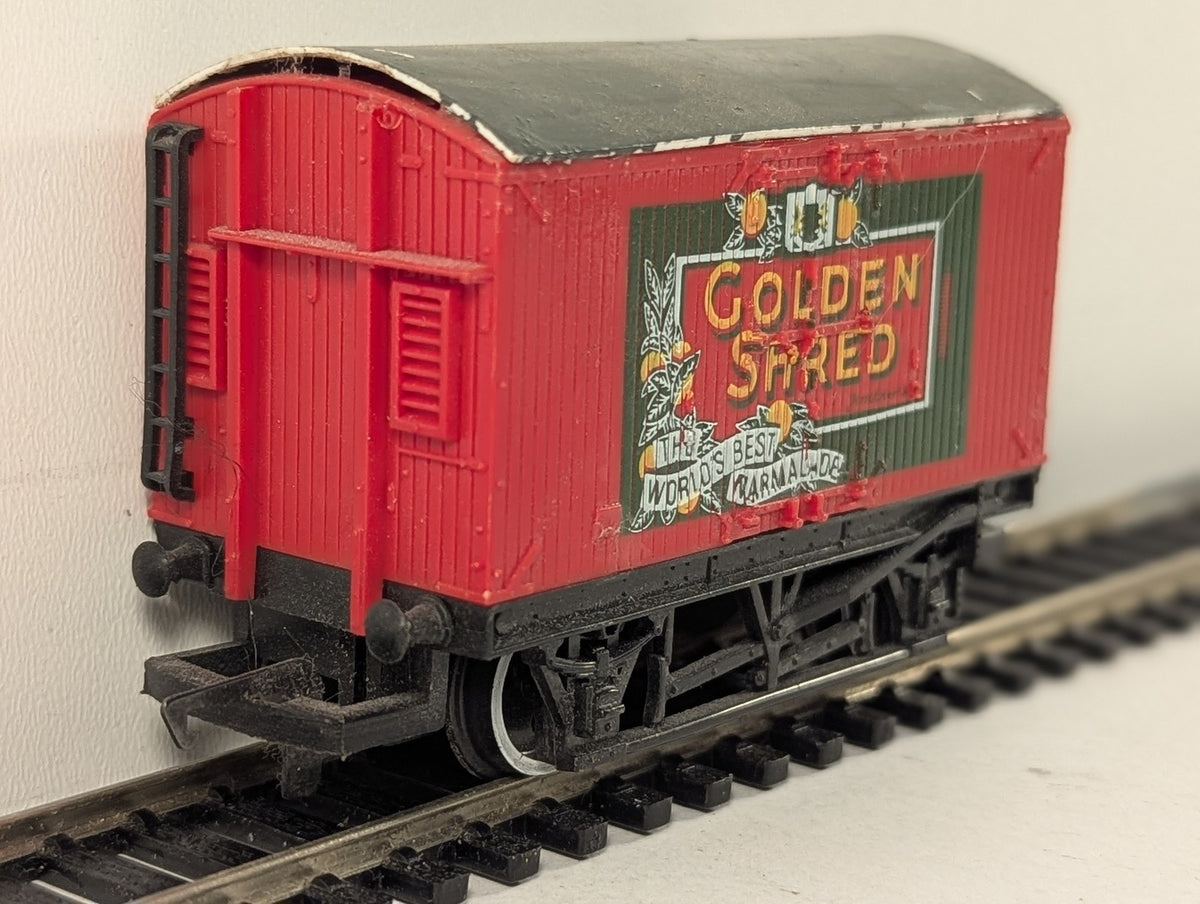 Hornby OO Gauge Golden Shred Ventilated Van Goods Wagon