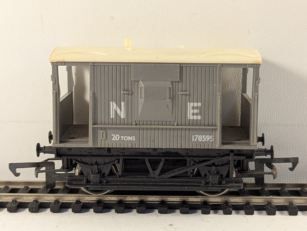 Hornby OO Gauge LNER 20 Ton Brake Van 178595 LNER Grey R124