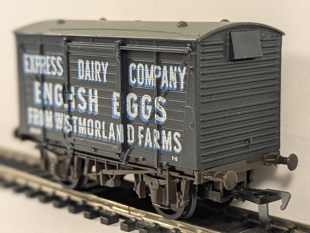 Airfix OO Gauge BR 12t Ventilated Van 'Express Dairy English Eggs' Goods Wagon