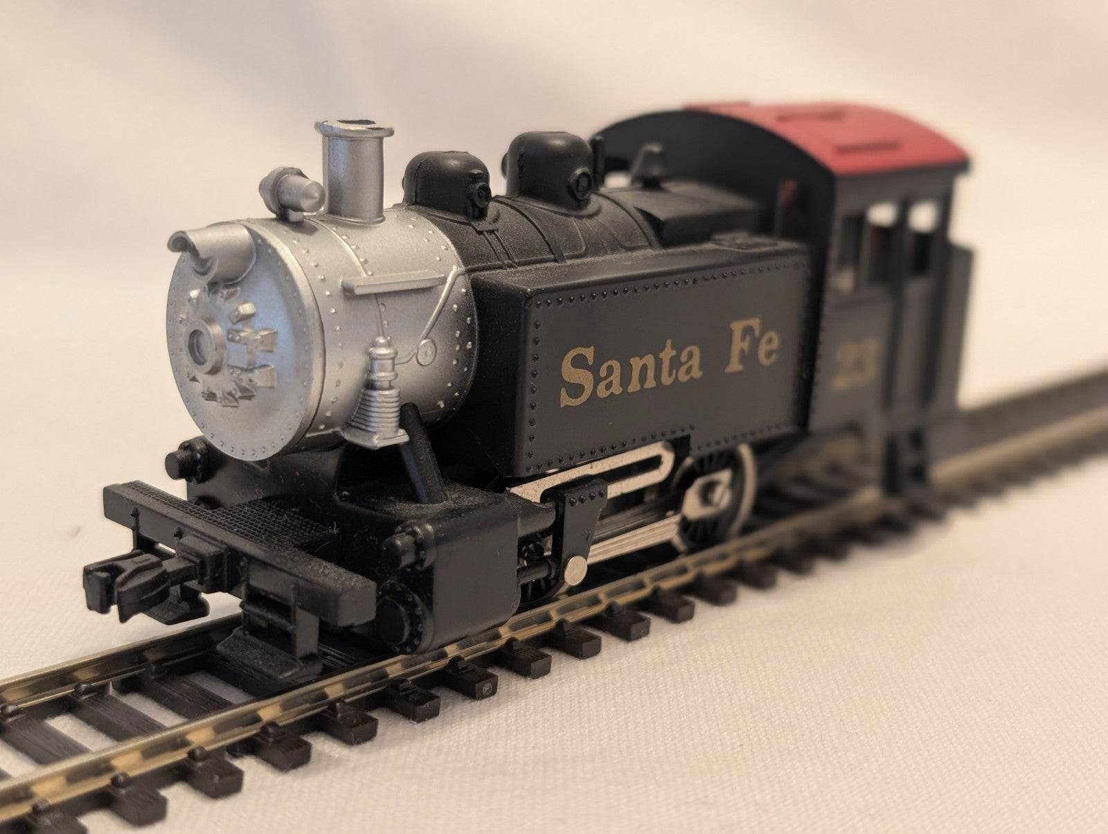 Model Power HO Scale Santa Fe 0-4-0 Tank Switcher – Working Lights