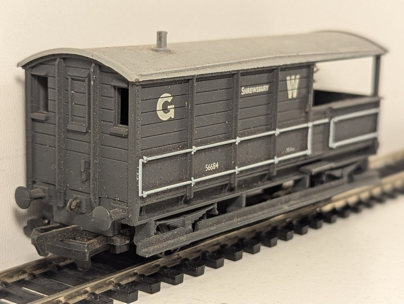 Mainline OO Gauge GWR 20 Ton Toad Brake Van 56684 GWR Grey 37-140