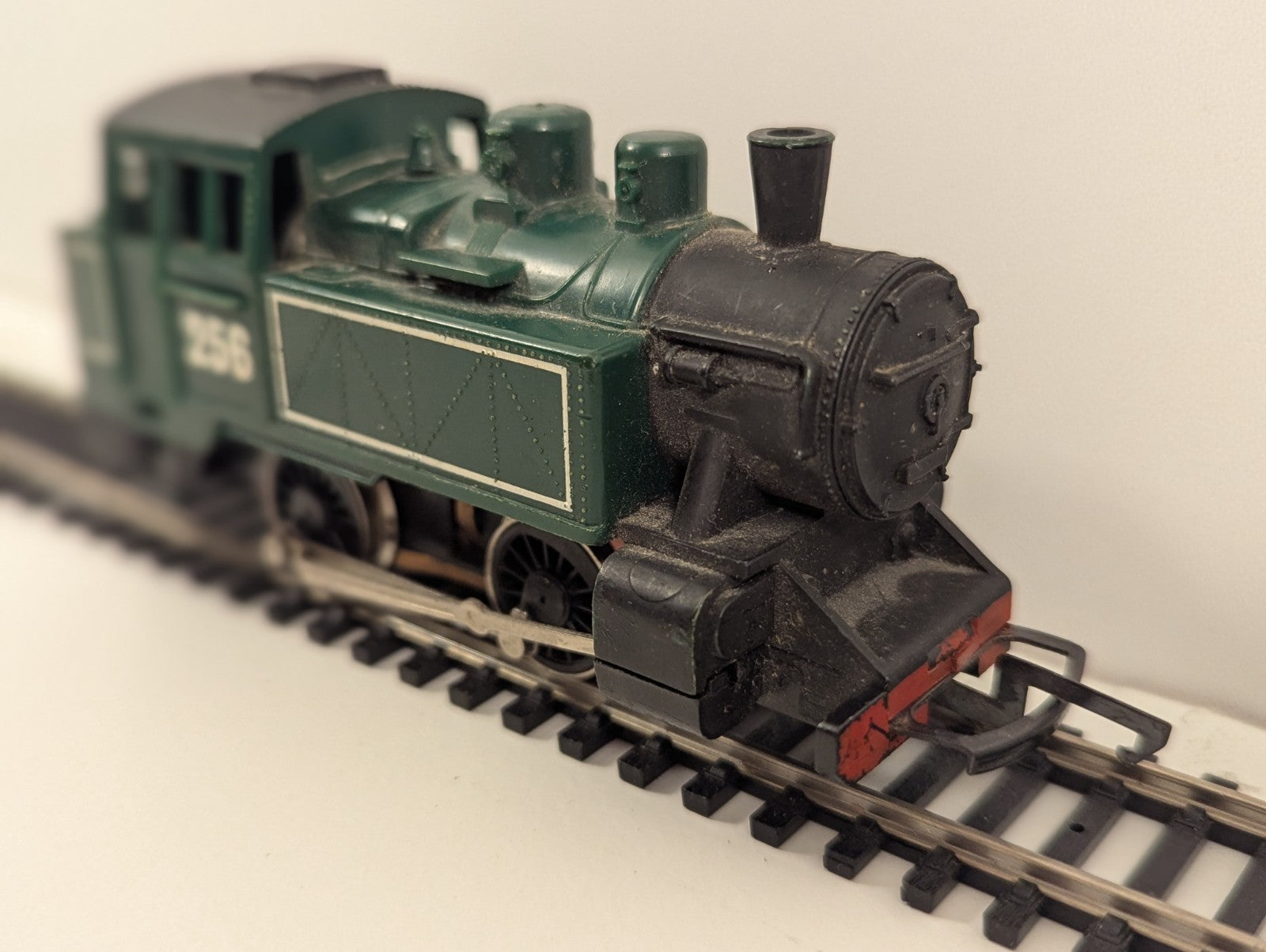 Hornby R257 OO Gauge “International” Tank No. 256